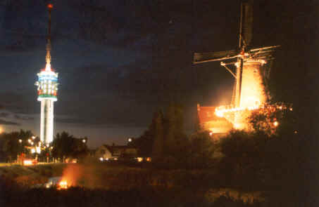 televisietoren en molen tijdens De Vesten Verlicht in september 1997 (foto C. Hannewijk)