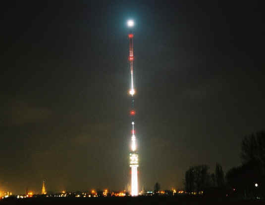 De tv-toren van Lopik/IJsselstein tijdens de kerstperiode van 2002